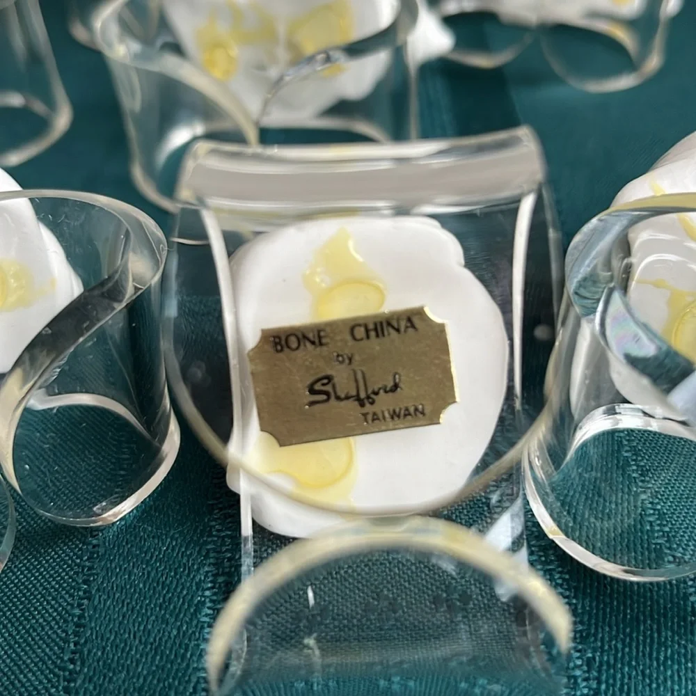 Vintage Shell Napkin Rings Seashells Acrylic Lucite Bone China Conch Set 8‎